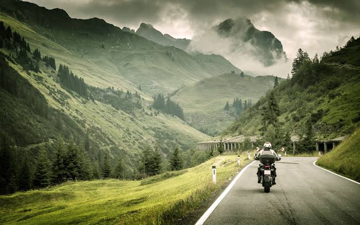If you are badly craving for adventure then road trips are the best way to satisfy your wish. So just pack your bags. Get ready to take up the best kind of break from the stress and drama. Here is a list of beautiful and amazing Road trips in India.